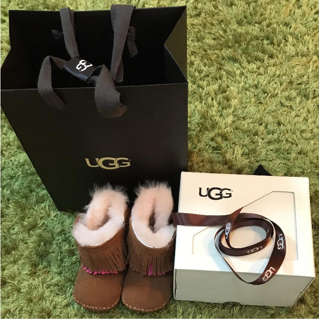 UGG(アグ)のりんたろう様専用 新品未使用UGG ショップ袋 箱付き キッズ/ベビー/マタニティのベビー靴/シューズ(~14cm)(ブーツ)の商品写真