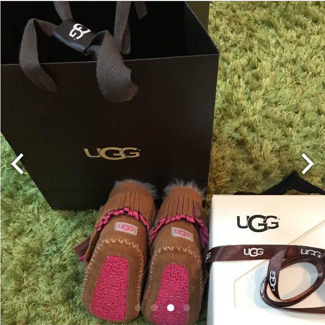 UGG(アグ)のりんたろう様専用 新品未使用UGG ショップ袋 箱付き キッズ/ベビー/マタニティのベビー靴/シューズ(~14cm)(ブーツ)の商品写真