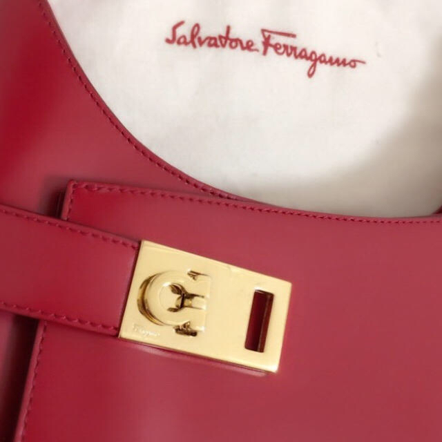 Salvatore Ferragamo(サルヴァトーレフェラガモ)の専用フェラガモ ショルダーバッグ ハンドバック レディースのバッグ(ショルダーバッグ)の商品写真