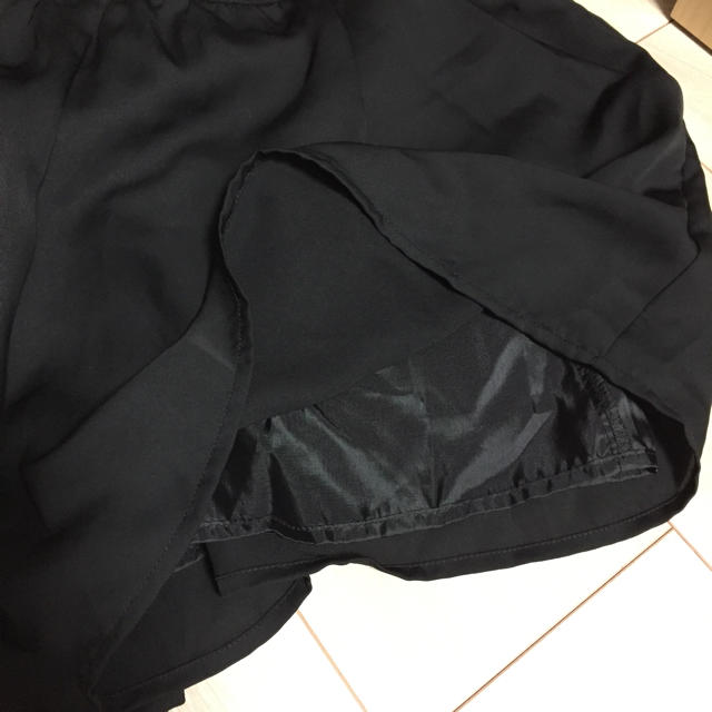 GU(ジーユー)のGU Lサイズ 黒キュロット ブラウス生地 ブラックショートパンツ レディースのパンツ(ショートパンツ)の商品写真