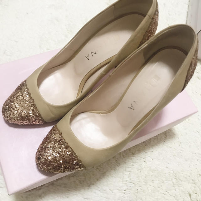 DIANA(ダイアナ)のDIANA ゴールド キラキラ パンプス レディースの靴/シューズ(ハイヒール/パンプス)の商品写真
