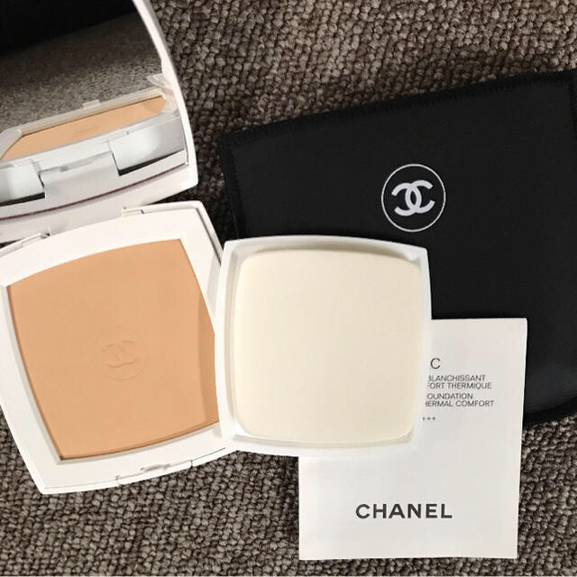 CHANEL(シャネル)のCHANEL パウダリー ファンデーション 21ベージュ 艶やかな仕上がり コスメ/美容のベースメイク/化粧品(ファンデーション)の商品写真