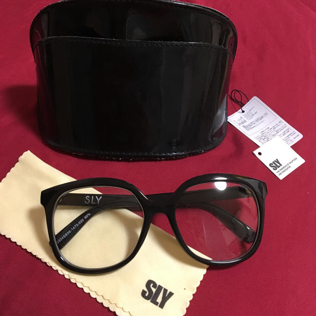 SLY(スライ)のさちさん専用☆新品未使用 SLY UVカット付 伊達メガネ レディースのファッション小物(サングラス/メガネ)の商品写真