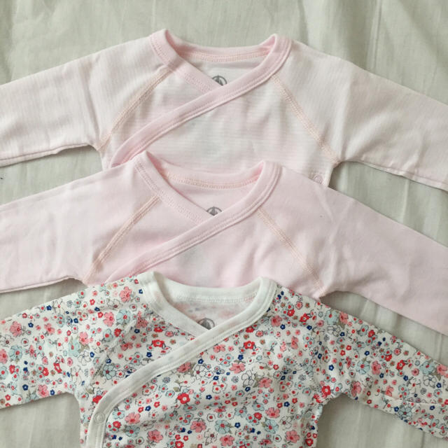 PETIT BATEAU(プチバトー)のsale☆6M プチバトー 長袖あわせボディ3枚組 ピンク キッズ/ベビー/マタニティのベビー服(~85cm)(肌着/下着)の商品写真