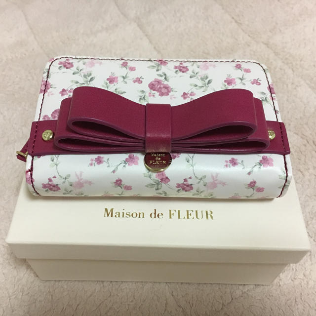 Maison de FLEUR(メゾンドフルール)のMaison de FLEUR♡ダブルリボンフラワーハーフウォレット♡ レディースのファッション小物(財布)の商品写真