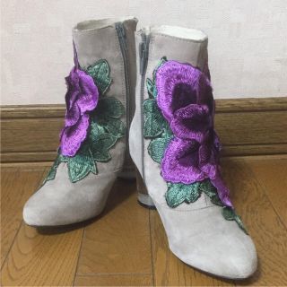 ジェフリーキャンベル(JEFFREY CAMPBELL)のJEFFREY CAMPBELL×ROSE BUD フラワー刺繍 ショートブーツ(ブーツ)