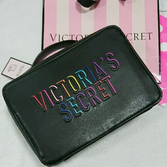 Victoria's Secret(ヴィクトリアズシークレット)の【ポーチ3つ付き】Victorias Secret新品トラベルケース レディースのファッション小物(ポーチ)の商品写真