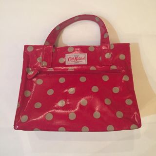 キャスキッドソン(Cath Kidston)のレッド×グレー水玉ビニールバッグ(ハンドバッグ)