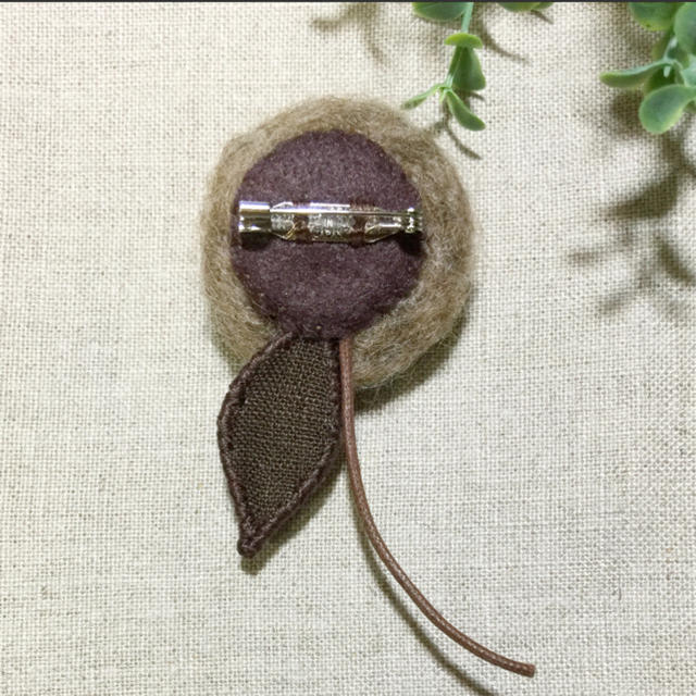 羊毛 刺繍ブローチ・モカのお花 レディースのアクセサリー(ブローチ/コサージュ)の商品写真