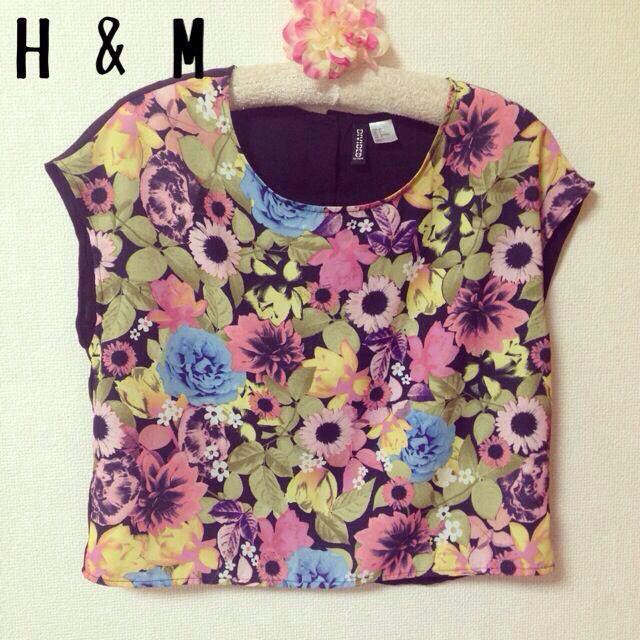 H&M(エイチアンドエム)のH&M♥︎花柄ショート丈Tシャツ 34 レディースのトップス(Tシャツ(半袖/袖なし))の商品写真