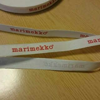 マリメッコ(marimekko)の新品☆マリメッコ ロゴ リボン 白 赤文字 10ロゴ(各種パーツ)