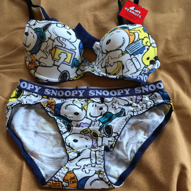 SNOOPY(スヌーピー)の【新品】スヌーピー ブラ☆ショーツ レディースの下着/アンダーウェア(ブラ&ショーツセット)の商品写真