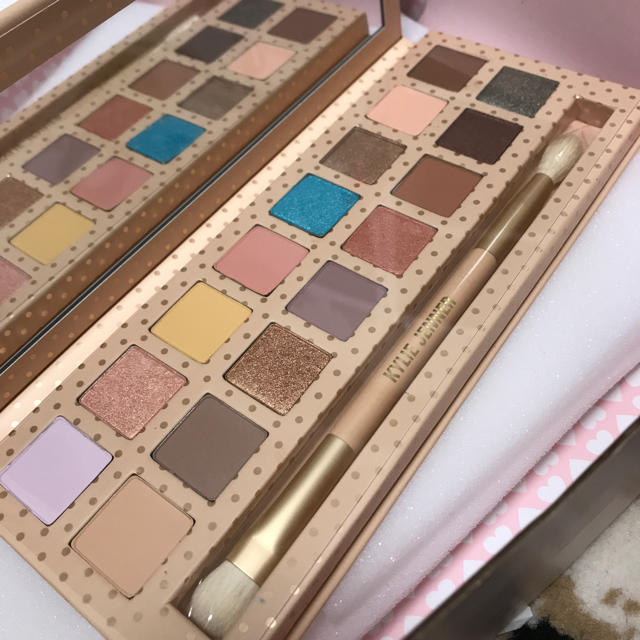 Kylie Cosmetics(カイリーコスメティックス)の新品☆正規品 カイリーコスメティック アイシャドウパレット16色 コスメ/美容のベースメイク/化粧品(アイシャドウ)の商品写真