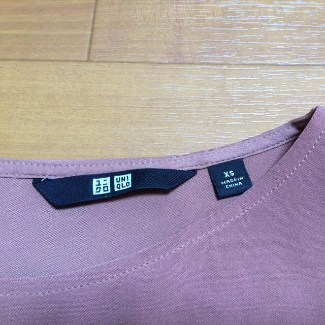 UNIQLO(ユニクロ)のきこ様専用 ドレープＴブラウス 黒&ブラウン UNIQLO XSサイズ  レディースのトップス(シャツ/ブラウス(半袖/袖なし))の商品写真