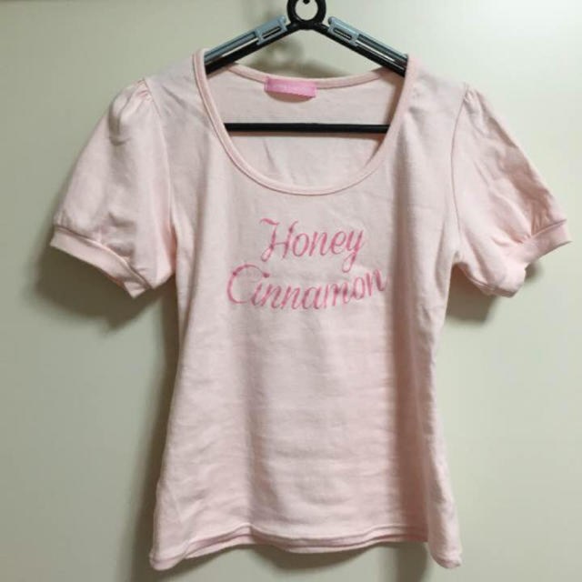 Honey Cinnamon(ハニーシナモン)のハニーシナモン  ロゴ入りTシャツ レディースのトップス(Tシャツ(半袖/袖なし))の商品写真