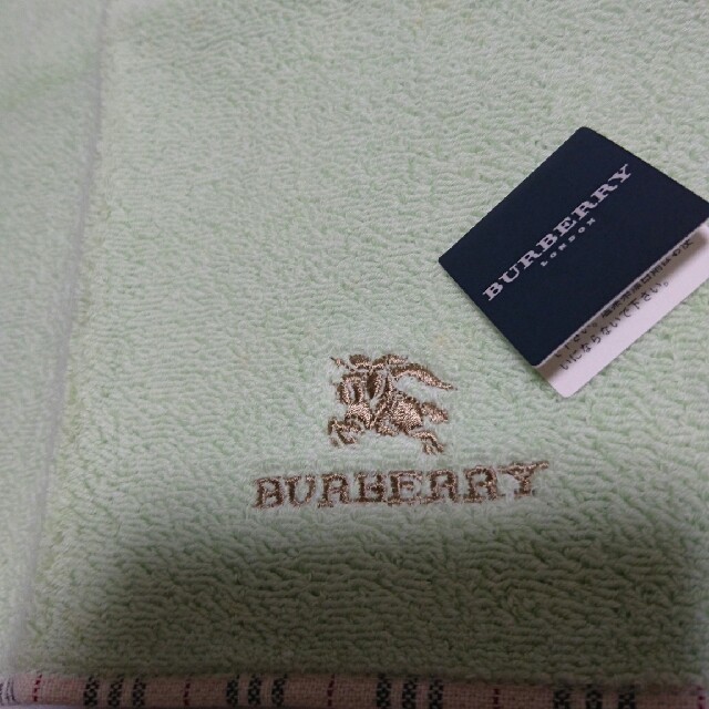 BURBERRY(バーバリー)の☆フラワー様  ご専用☆   未使用 バーバリー タオルハンカチ  シミ箇所あり レディースのファッション小物(ハンカチ)の商品写真