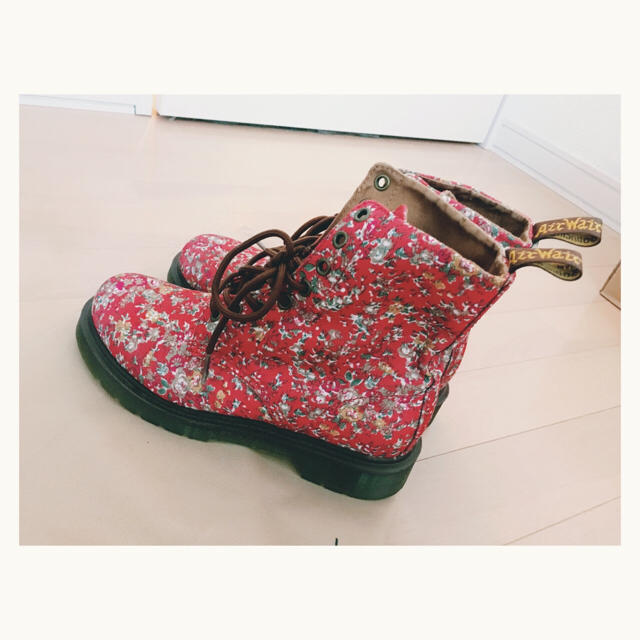 Dr.Martens(ドクターマーチン)のDr.Martens 花柄8ホールブーツ レディースの靴/シューズ(ブーツ)の商品写真