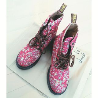 ドクターマーチン(Dr.Martens)のDr.Martens 花柄8ホールブーツ(ブーツ)