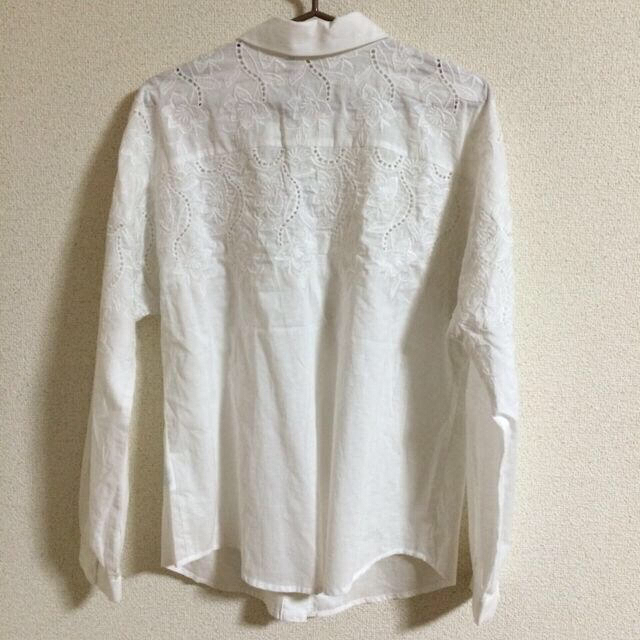 MURUA(ムルーア)のMURUA 白シャツ 花柄レース レディースのトップス(シャツ/ブラウス(長袖/七分))の商品写真