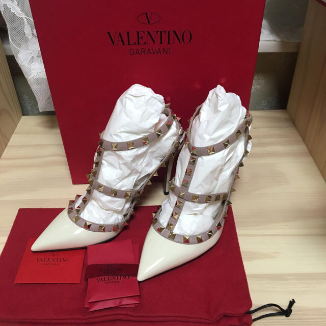 VALENTINO(ヴァレンティノ)の新品未使用Valentinoロックスタッズヒール♡36.5 レディースの靴/シューズ(ハイヒール/パンプス)の商品写真