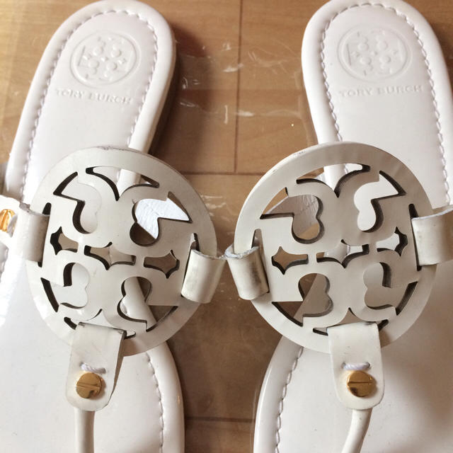 Tory Burch(トリーバーチ)のトリーバーチ  フラットサンダル 24cm ホワイト レディースの靴/シューズ(サンダル)の商品写真