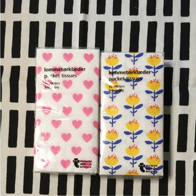 Flying Tiger Copenhagen(フライングタイガーコペンハーゲン)のフライングタイガー ポケットティッシュ ２個 ハート&お花 インテリア/住まい/日用品の日用品/生活雑貨/旅行(日用品/生活雑貨)の商品写真