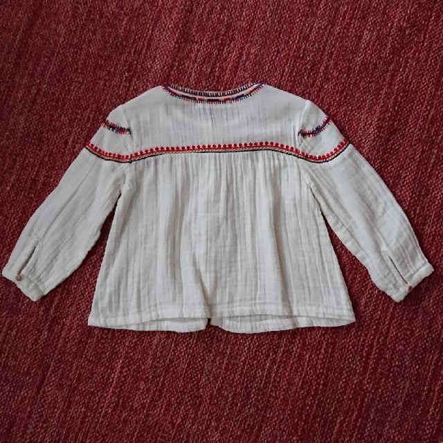 ZARA KIDS(ザラキッズ)のZara baby girl 刺繍入りシャツ 86cm キッズ/ベビー/マタニティのベビー服(~85cm)(シャツ/カットソー)の商品写真