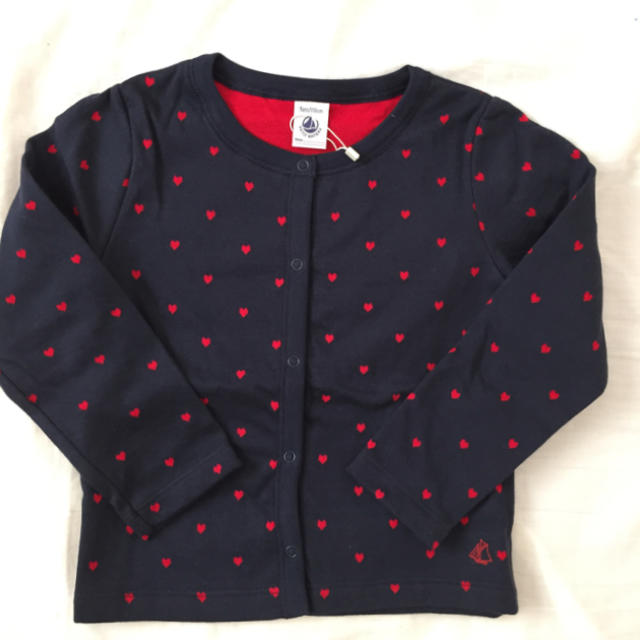 PETIT BATEAU(プチバトー)の新作☆プチバトー チュビックハートモチーフカーディガン キッズ/ベビー/マタニティのキッズ服女の子用(90cm~)(カーディガン)の商品写真