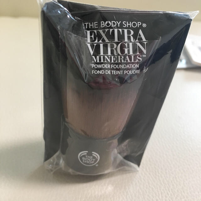 THE BODY SHOP(ザボディショップ)の★新品未使用★ボディショップ ファンデブラシ&クリニークファンデ 日焼け止め コスメ/美容のベースメイク/化粧品(その他)の商品写真