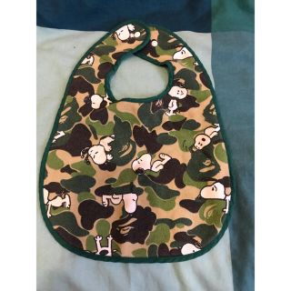 アベイシングエイプ(A BATHING APE)のエイプXスヌーピー コラボスタイ (ベビースタイ/よだれかけ)