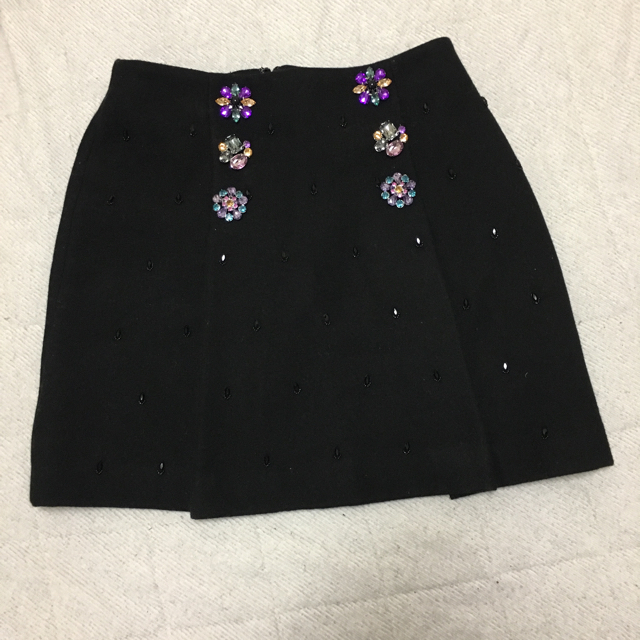 Lily Brown(リリーブラウン)のビジューボタンスカート レディースのスカート(ミニスカート)の商品写真