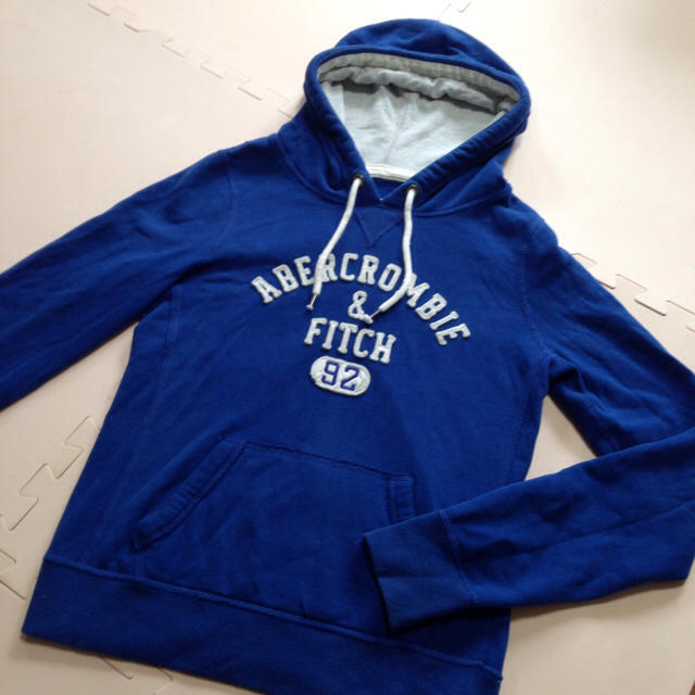 Abercrombie&Fitch(アバクロンビーアンドフィッチ)のアバクロ パーカー 青 レディースのトップス(パーカー)の商品写真