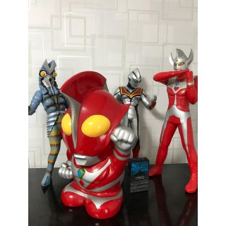 ウルトラマンゼアス貯金箱とフィギア3体(キャラクターグッズ)