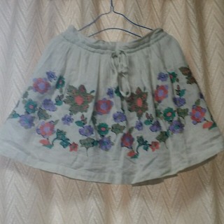 ビュルデサボン(bulle de savon)の花刺繍スカート(ミニスカート)