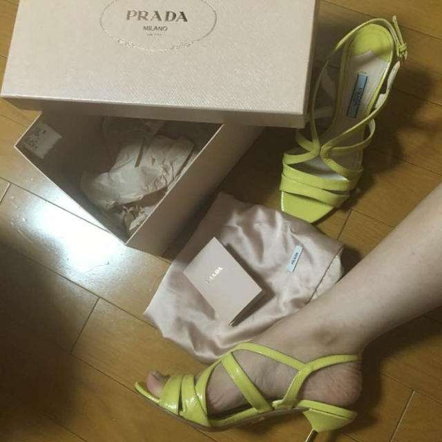 PRADA(プラダ)のプラダのレモンイエローサンダル レディースの靴/シューズ(サンダル)の商品写真