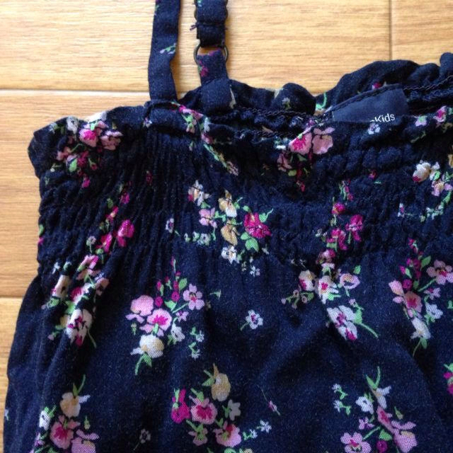 GAP Kids(ギャップキッズ)の花柄サロペット△110 キッズ/ベビー/マタニティのキッズ服女の子用(90cm~)(その他)の商品写真