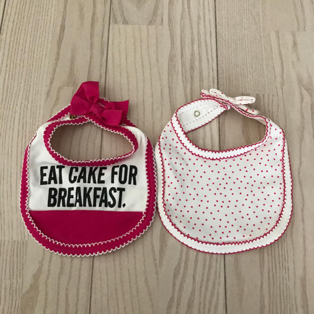 kate spade new york(ケイトスペードニューヨーク)の新品ケイトスペード☆スタイ二枚セット キッズ/ベビー/マタニティのこども用ファッション小物(ベビースタイ/よだれかけ)の商品写真