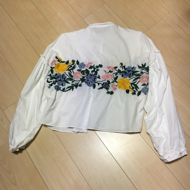 ZARA(ザラ)のzara 刺繍 シャツ フラワー M レディースのトップス(シャツ/ブラウス(長袖/七分))の商品写真