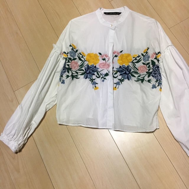 ZARA(ザラ)のzara 刺繍 シャツ フラワー M レディースのトップス(シャツ/ブラウス(長袖/七分))の商品写真