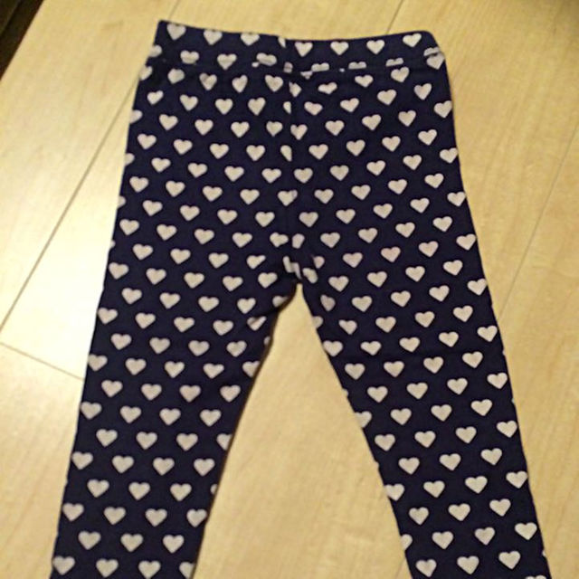 babyGAP(ベビーギャップ)の美品♡baby GAP 10分丈 ハート柄紺色スパッツ 95㎝ キッズ/ベビー/マタニティのベビー服(~85cm)(パンツ)の商品写真