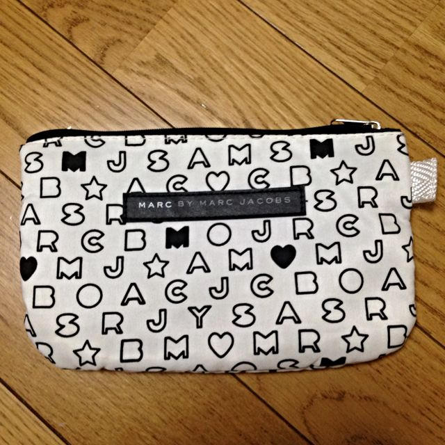 MARC BY MARC JACOBS(マークバイマークジェイコブス)のMARC♥︎ポーチ レディースのファッション小物(ポーチ)の商品写真