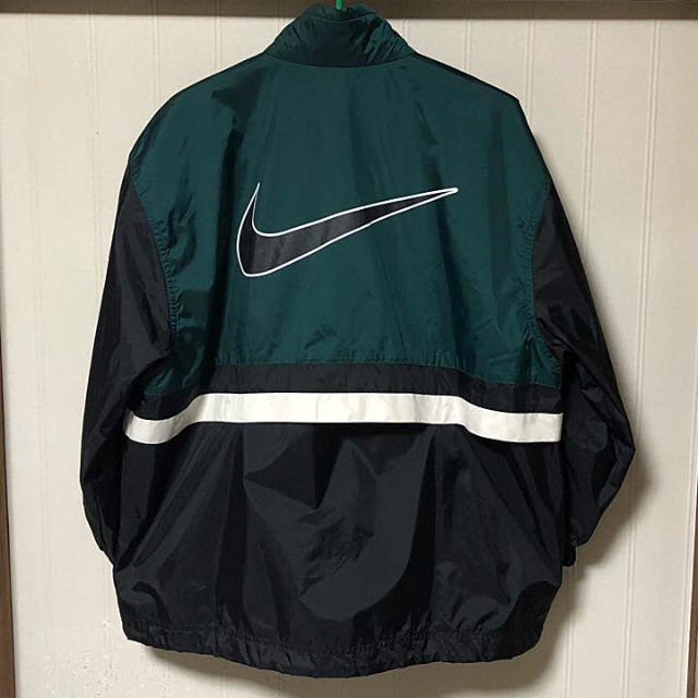 NIKE(ナイキ)の《激レア》NIKE ナイキ 90s デカロゴ ナイロンジャケット 銀タグ レディースのジャケット/アウター(ナイロンジャケット)の商品写真