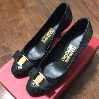 フェラガモ(Ferragamo)の★新品★Ferragamo ヴァラ リボンレースパンプス CARLA フェラガモ(ハイヒール/パンプス)