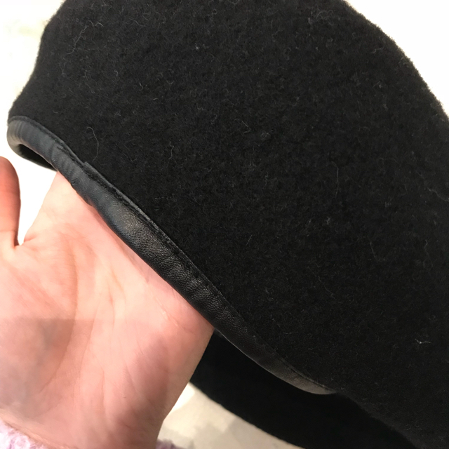 moussy(マウジー)のマウジー レザーパイピングベレー帽 ブラック 新作  レディースの帽子(ハンチング/ベレー帽)の商品写真