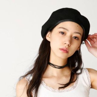 マウジー(moussy)のマウジー レザーパイピングベレー帽 ブラック 新作 (ハンチング/ベレー帽)