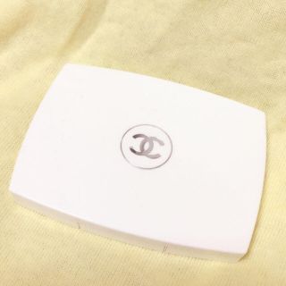 シャネル(CHANEL)の★CHANEL★ ホワイト エサンシエル コンパクトファンデーション(ファンデーション)