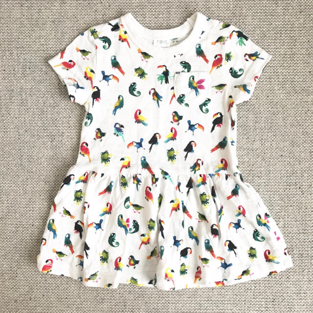 NEXT(ネクスト)の【美品】next 半袖ワンピース チュニック オウム鳥柄 6-9m 74cm キッズ/ベビー/マタニティのベビー服(~85cm)(ワンピース)の商品写真