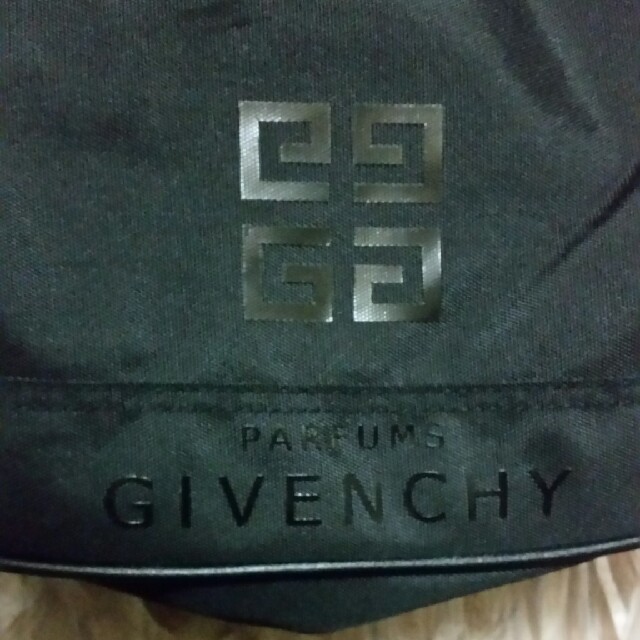 GIVENCHY(ジバンシィ)の美品　ジバンシー　GIVENCHY ボストンバッグ　ポーチ　化粧　ﾌﾞﾗｯｸ レディースのバッグ(ボストンバッグ)の商品写真