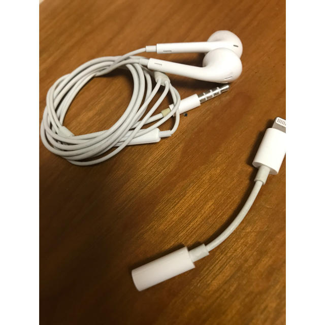 Apple(アップル)のイヤフォン リモコンつき スマホ/家電/カメラのオーディオ機器(ヘッドフォン/イヤフォン)の商品写真