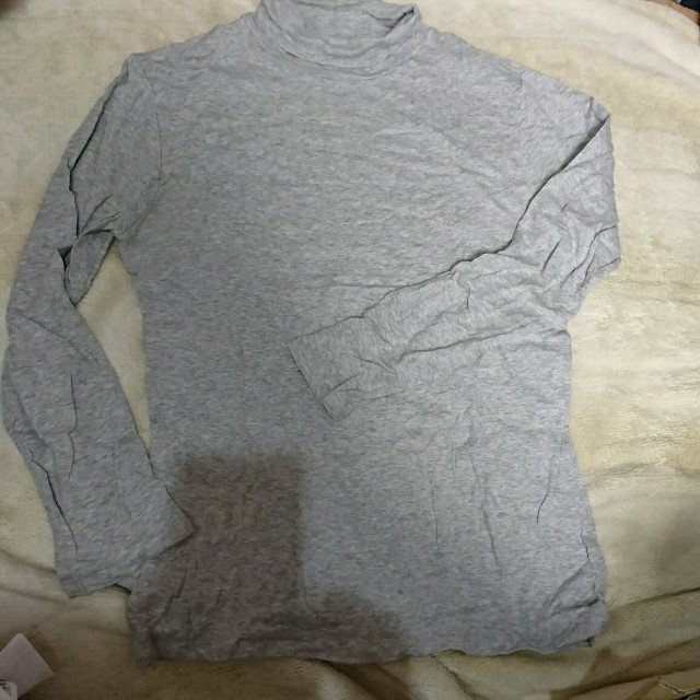UNIQLO(ユニクロ)のタートルネックＴ(グレー) レディースのトップス(Tシャツ(長袖/七分))の商品写真